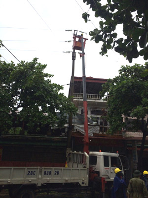 Công nhân Điện lực Lạc Thủy tập trung khắc phục sự cố đường dây điện bị đứt do mưa bão.

